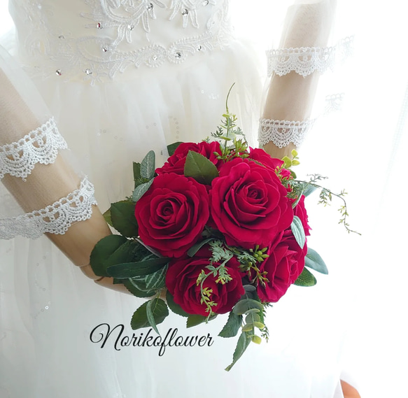 (受注制作)レッドローズ ラウンドブーケ　赤バラ ブートニア付き アーティフィシャルフラワー 高品質造花 2枚目の画像