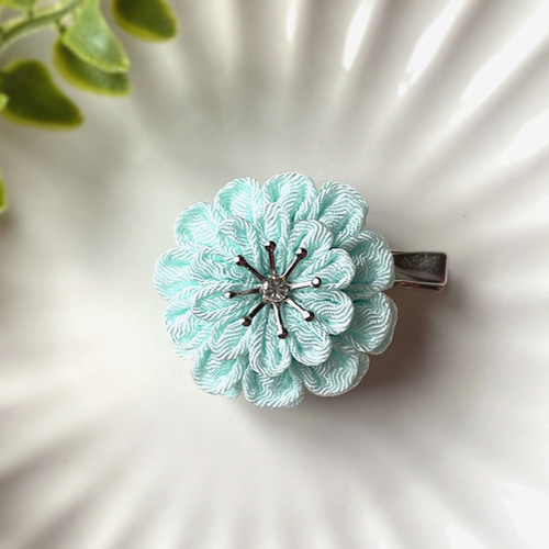 つまみ細工 ふんわり菊のヘアクリップ&ブローチ 淡い水色可愛らしい