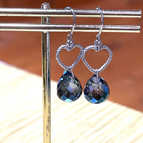 綺麗な雫型ガラスビーズのピアスorイヤリング(シルバー) ピアス 