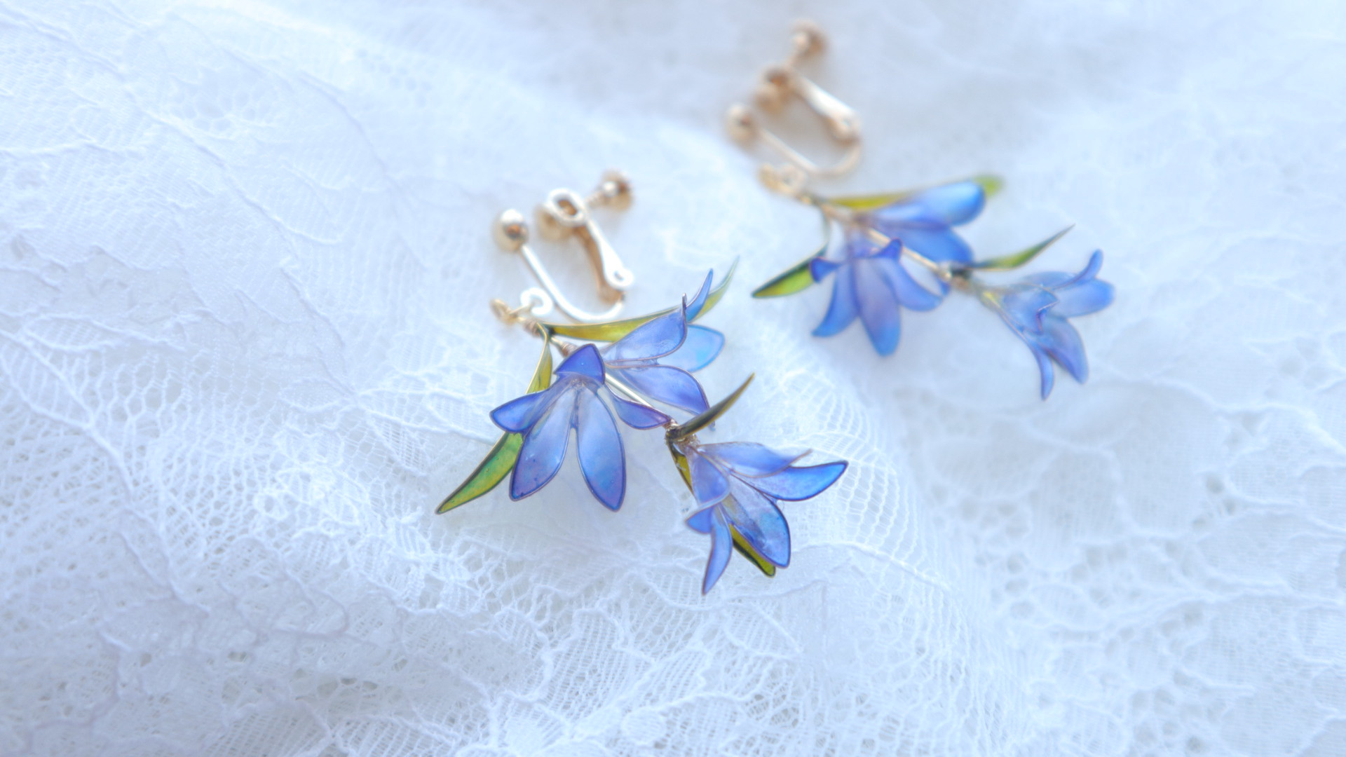 青紫の竜胆のイヤリング(ピアス)｜金属アレルギー対応｜ウェディング｜透明｜揺れる｜樹脂針金