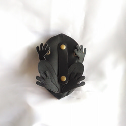 合成皮革製・黒カエルポーチ 3枚目の画像