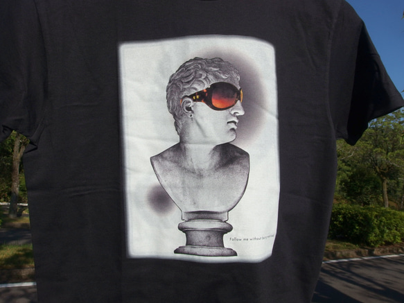 サングラスを掛けた彫像Tシャツ　ブラック　プレゼント　ペア　アウトドア　カワイイ　格好いい　カットソー　オシャレ 3枚目の画像