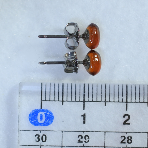 （1点もの）オレンジガーネット（ヘソナイト）のスタッドピアス（6×4mm・チタンポスト） 5枚目の画像