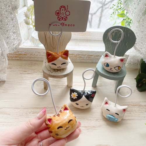 ネコの飾りプレート2枚、スタンドつきます ネコの飾りプレート2枚、スタンドつきます