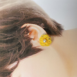 明るい黄色の花の刺繍ピアス 3枚目の画像
