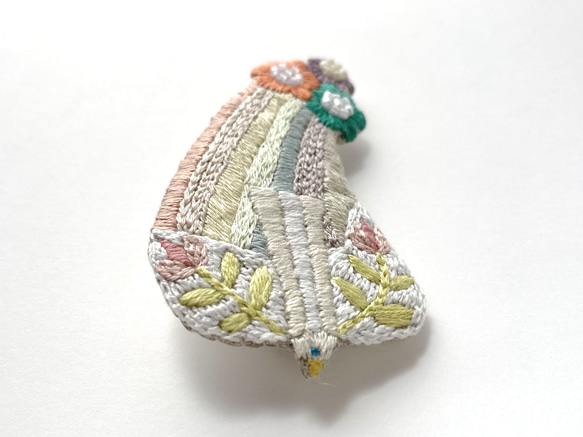 刺繍ブローチ「虹を描く鳥さん」 2枚目の画像