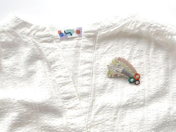 刺繍ブローチ「虹を描く鳥さん」 3枚目の画像