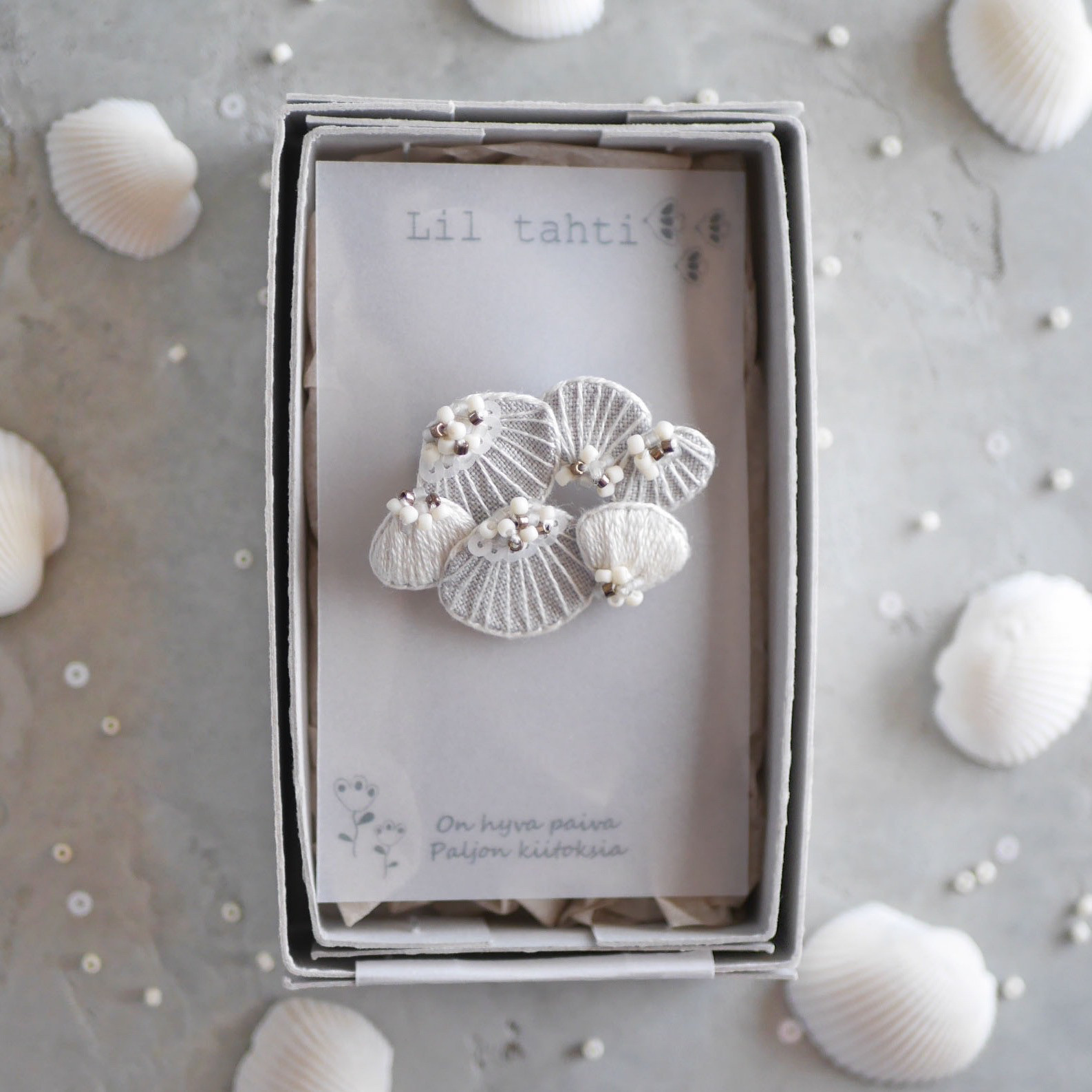 linen kaibira刺繍ブローチ(オフ)【受注制作】