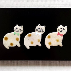 《送料無料》陶の箸置き【小さなおすまし三毛猫(蝶ネクタイ3種類)】 1枚目の画像