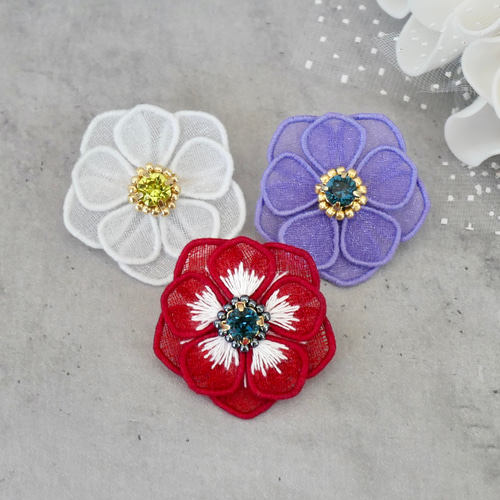 アネモネ[白]ブローチ (受注生産/オーガンジー刺繍/花/フラワー