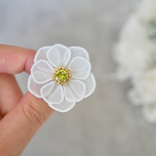 アネモネ[白]ブローチ (受注生産/オーガンジー刺繍/花/フラワー