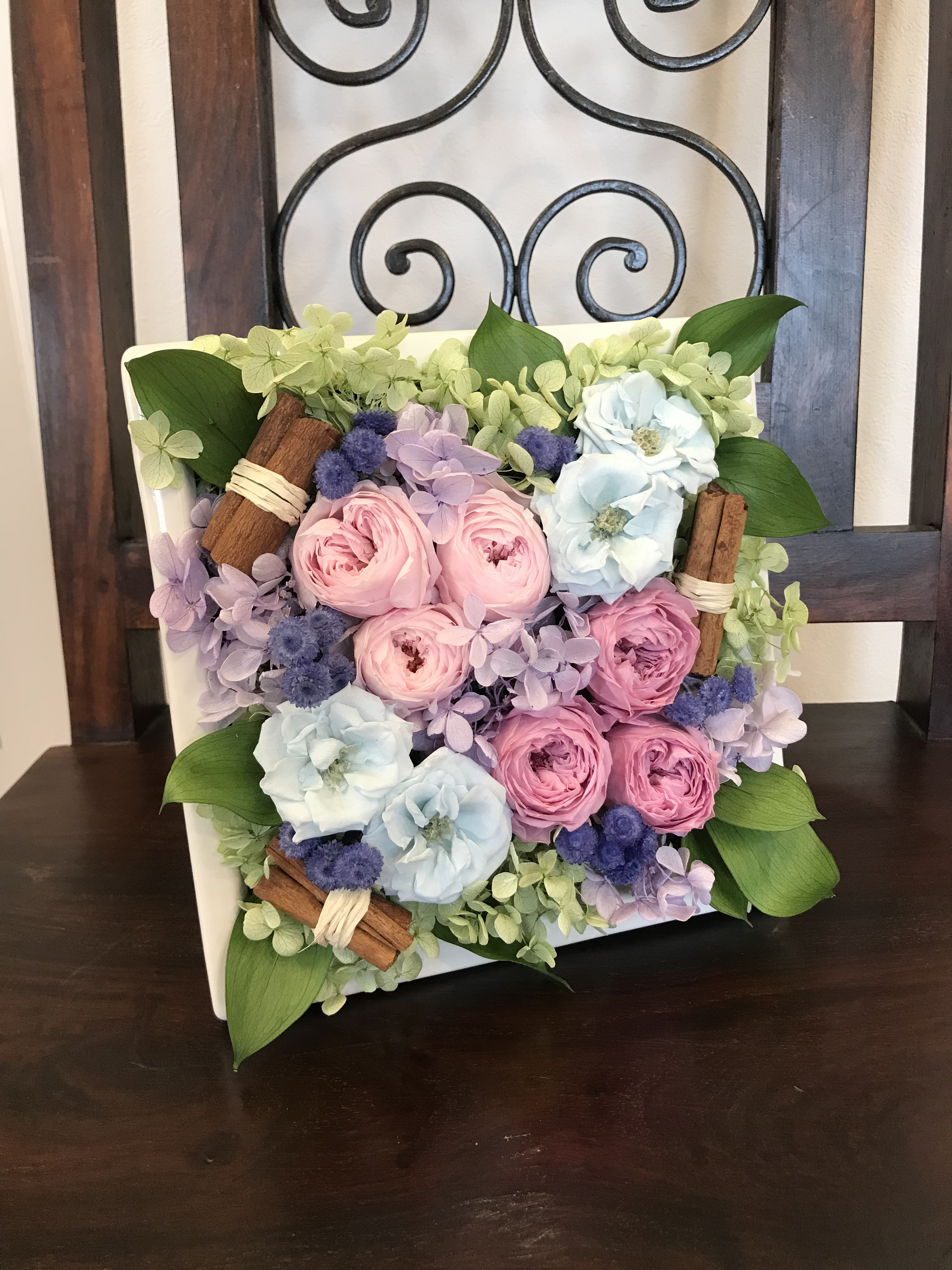 ピンクのローズとパウダーブルーのフレンチマリアンヌ　プリザーブドフラワーアレンジメント　結婚　新築　クリスマス　ギフト