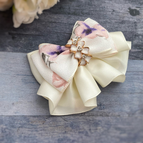 Kana♡  リボン 刺繍 アイボリー ×スモーキーピンク フリル ワイヤーで作ったリボンのアクセサリー 明日20時からの販売