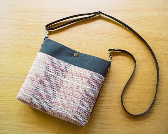 【SALE】サマーツイード調手織り布のサコッシュ（ピンク） 1枚目の画像