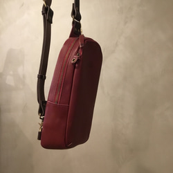 「ワインレッド」のオイルヌメ革、縦型ボディバッグ。男女兼用 3枚目の画像
