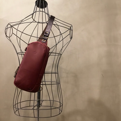 「ワインレッド」のオイルヌメ革、縦型ボディバッグ。男女兼用 2枚目の画像