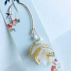 葉っぱのイヤーフック 　季節の花　片耳用　ホワイト＆ゴールド 2枚目の画像
