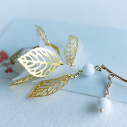 葉っぱのイヤーフック 　季節の花　片耳用　ホワイト＆ゴールド 5枚目の画像