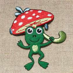 Sale アップリケワッペン きのこ傘をもったカエル UI  W-2151　フロッグ蛙 マッシュルーム 1枚目の画像