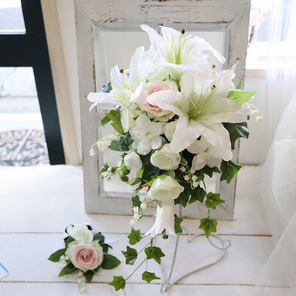 カサブランカとローズのキャスケードブーケ 薔薇 チャペル式 フォト  