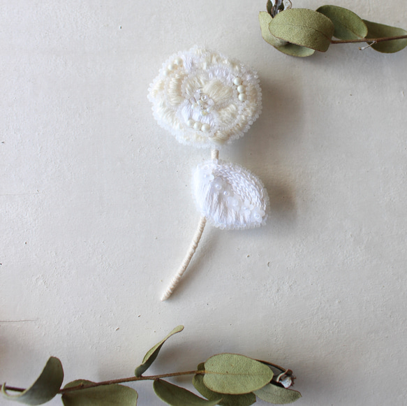 【ナチュラル薔薇のブローチ】(ホワイト)オートクチュール刺繍ブローチ 5枚目の画像