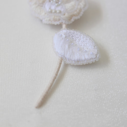 【ナチュラル薔薇のブローチ】(ホワイト)オートクチュール刺繍ブローチ 3枚目の画像