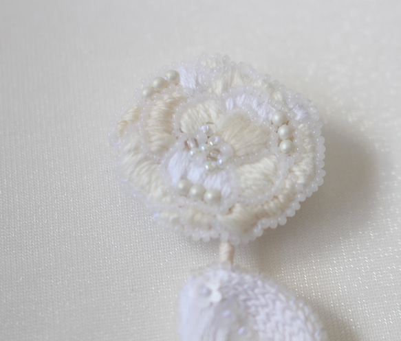 【ナチュラル薔薇のブローチ】(ホワイト)オートクチュール刺繍ブローチ 2枚目の画像