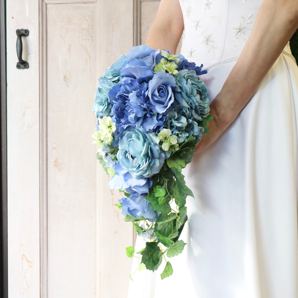 【SALE】鮮やかなブルーのキャスケードブーケ　結婚式　フォトウェディング 3枚目の画像