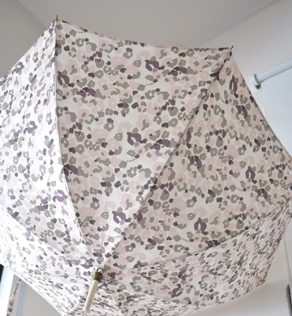 日傘（ 竹持ち手／ちょっと大きめ ）　やさしいカラーのカモフラ柄 3枚目の画像