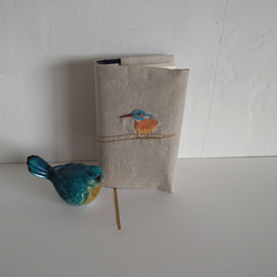天然素材/ブックカバー/リネン/単行本(新書サイズ)野鳥カワセミの手刺繡 4枚目の画像