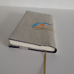 天然素材/ブックカバー/リネン/単行本(新書サイズ)野鳥カワセミの手刺繡 11枚目の画像