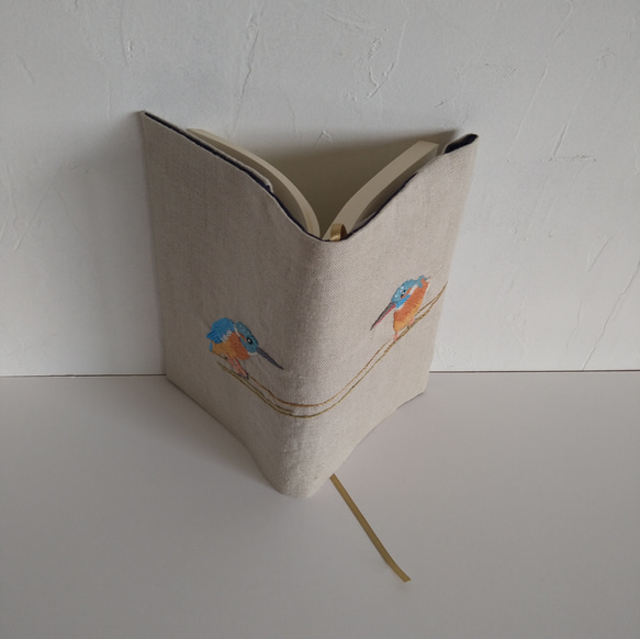 天然素材/ブックカバー/リネン/単行本(新書サイズ)野鳥カワセミの手刺繡 3枚目の画像