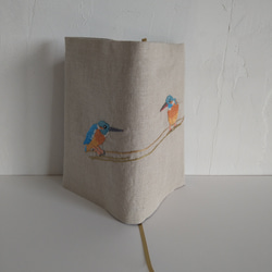 天然素材/ブックカバー/リネン/単行本(新書サイズ)野鳥カワセミの手刺繡 2枚目の画像