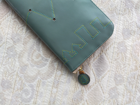 刺繍革財布『街』水浅葱×グリーン（牛革）ラウンドファスナー型 5枚目の画像
