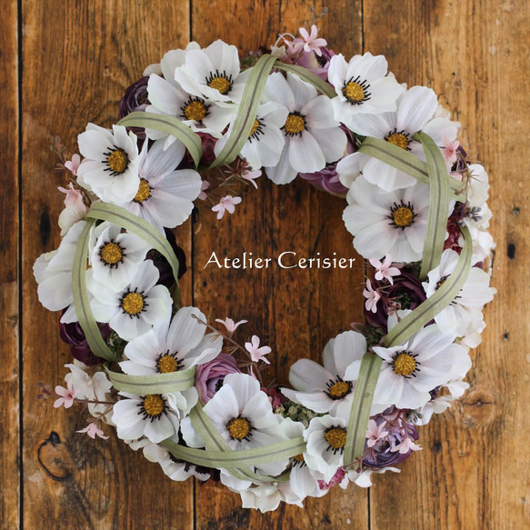 【SALE】☆コスモス ラナンキュラス フラワーリース＜アーティフィシャルフラワー＞ホワイト モーブ２９センチ 1枚目の画像