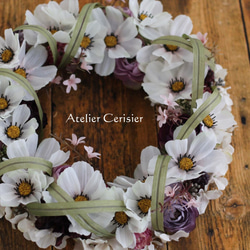 【SALE】☆コスモス ラナンキュラス フラワーリース＜アーティフィシャルフラワー＞ホワイト モーブ２９センチ 4枚目の画像