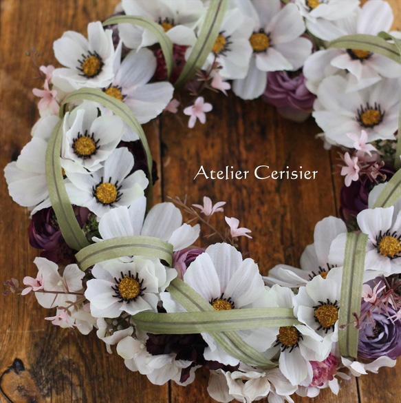 【SALE】☆コスモス ラナンキュラス フラワーリース＜アーティフィシャルフラワー＞ホワイト モーブ２９センチ 3枚目の画像