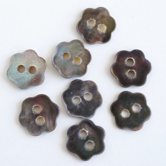 (3個) 10mm お花の貝ボタン フランス製 グレー ＊ 天然素材 シェルボタン 1枚目の画像
