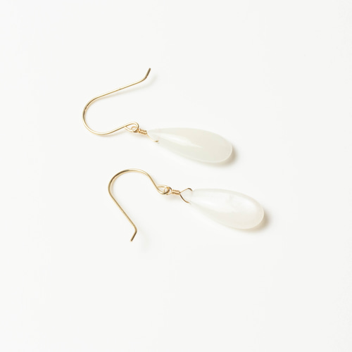 ホワイトムーンストーン 縦長ドロップ ピアス ピアス（フック