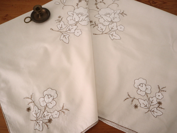 ドイツの手仕事/エクリュ色の生地に白いお花の手刺繍 アップリケ刺繍 テーブルクロス生地 (ヴィンテージ 刺しゅう) 13枚目の画像