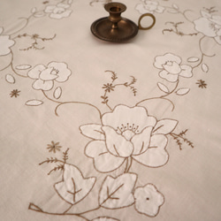 ドイツの手仕事/エクリュ色の生地に白いお花の手刺繍 アップリケ刺繍 テーブルクロス生地 (ヴィンテージ 刺しゅう) 1枚目の画像