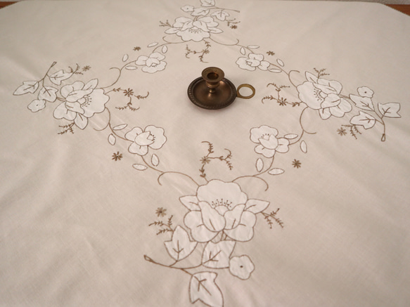 ドイツの手仕事/エクリュ色の生地に白いお花の手刺繍 アップリケ刺繍 テーブルクロス生地 (ヴィンテージ 刺しゅう) 8枚目の画像