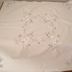 ドイツの手仕事/エクリュ色の生地に白いお花の手刺繍 アップリケ刺繍 テーブルクロス生地 (ヴィンテージ 刺しゅう) 2枚目の画像