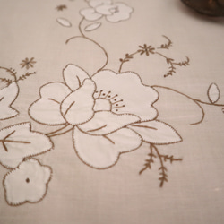 ドイツの手仕事/エクリュ色の生地に白いお花の手刺繍 アップリケ刺繍 テーブルクロス生地 (ヴィンテージ 刺しゅう) 10枚目の画像