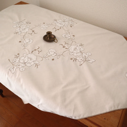 ドイツの手仕事/エクリュ色の生地に白いお花の手刺繍 アップリケ刺繍 テーブルクロス生地 (ヴィンテージ 刺しゅう) 7枚目の画像