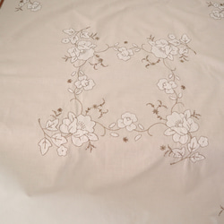 ドイツの手仕事/エクリュ色の生地に白いお花の手刺繍 アップリケ刺繍 テーブルクロス生地 (ヴィンテージ 刺しゅう) 4枚目の画像