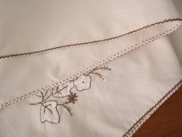 ドイツの手仕事/エクリュ色の生地に白いお花の手刺繍 アップリケ刺繍 テーブルクロス生地 (ヴィンテージ 刺しゅう) 16枚目の画像