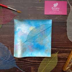 【ONLY ONE ART】アートトレイ（ブルー／スクエアS)　天然の葉を用いるボタニーペインティング装飾 1枚目の画像