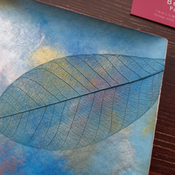 【ONLY ONE ART】アートトレイ（ブルー／スクエアS)　天然の葉を用いるボタニーペインティング装飾 4枚目の画像
