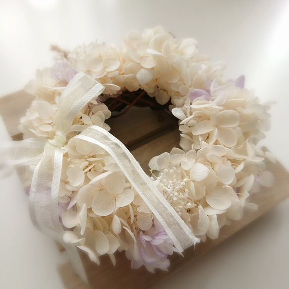 白い紫陽花ふわふわミニリース 2枚目の画像